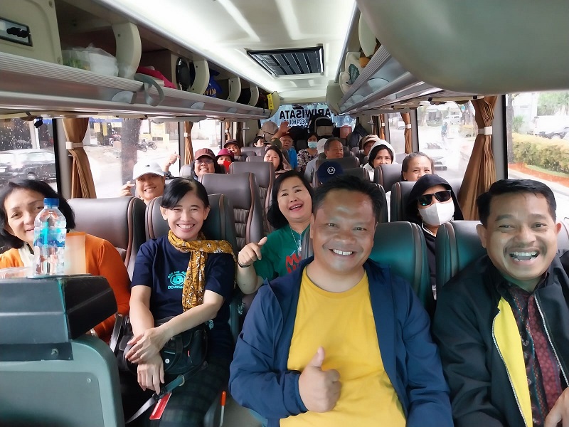 berangkat dengan bus bersama moderator rm matius pawai cicm PAKAI